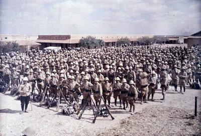 Die Garnison von Medenine, Südtunesien: Rückkehr einer Kolonne französischer Zouaven, ausschließlich aus dem Elsass und Lothringen, von der Grenze zu Tripolitanien, 20. März 1916 von Albert Samama Chikli